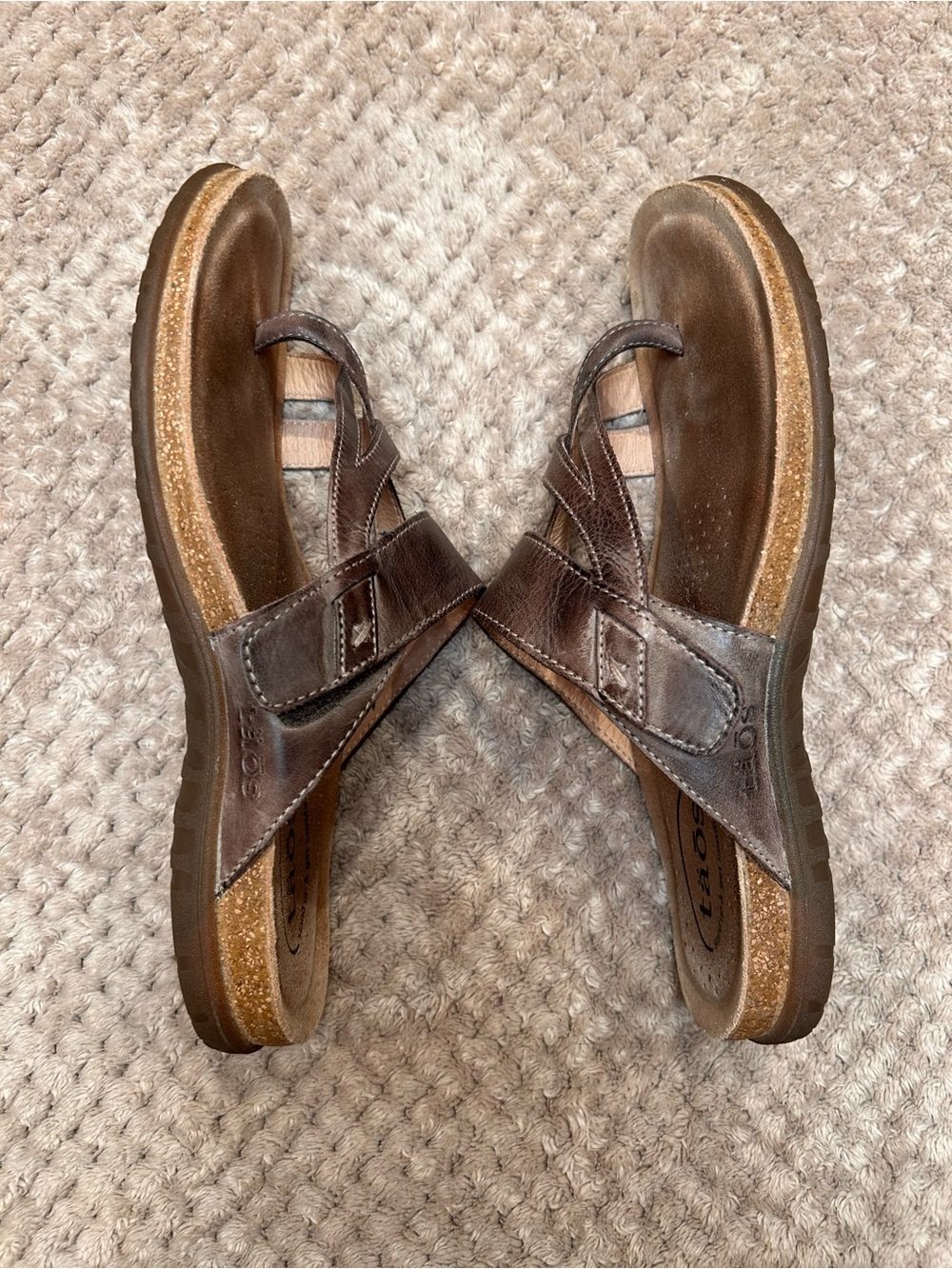 Taos Perfect Toe Loop Sandals in Mocha (9) - Picture 4 of 6